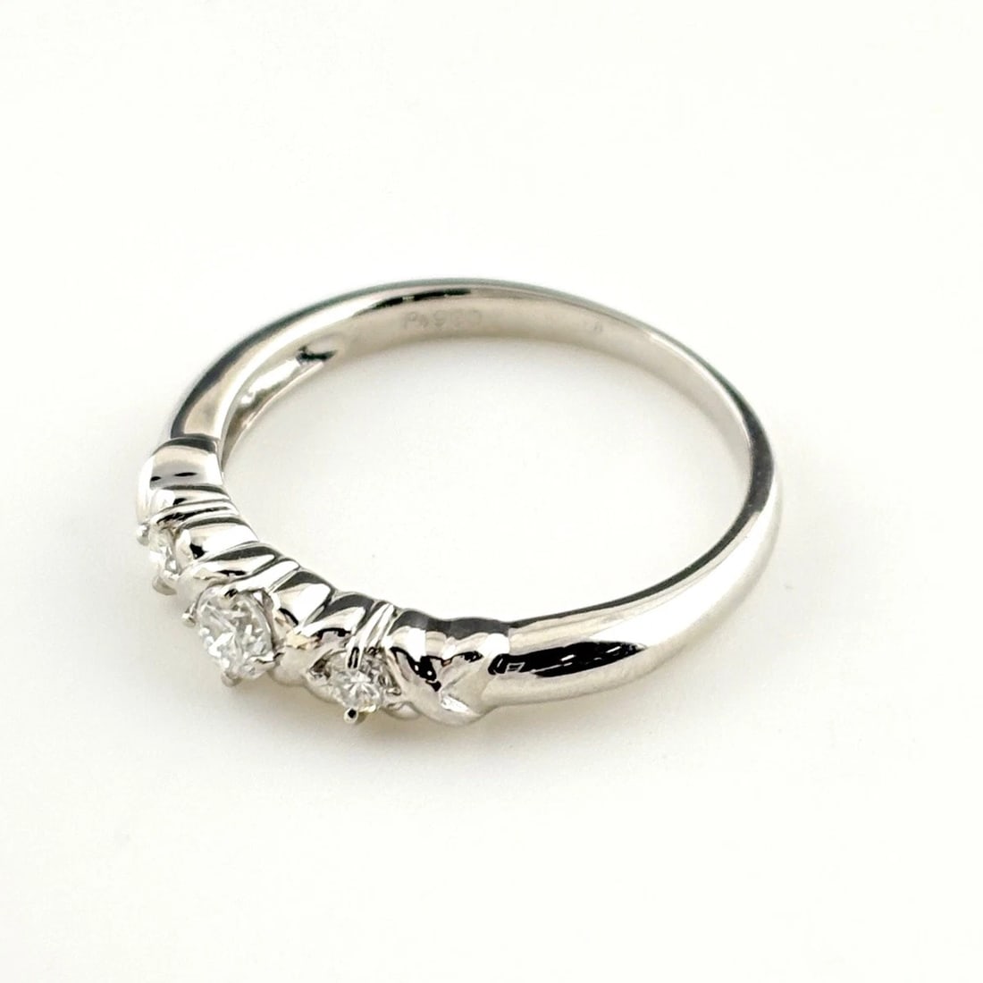MELEE DIAMOND DESIGN RING PLATINUM PT900: Melee Diamond Design Ring Platinum Pt900 Brand: Unbranded Type: Ring Material: Pt900, Color: Platinum Size: US 6.5 to 7 Accessories: None Accessories Notice: When purchasing pre-owned good