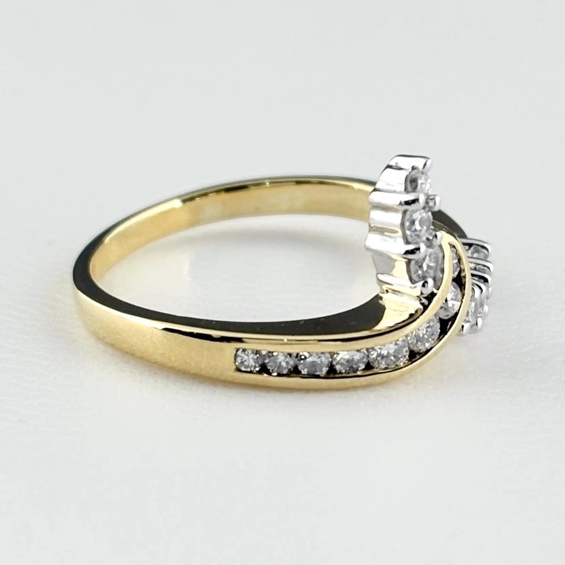 MELEE DIAMOND DESIGN RING YELLOW GOLD: Melee Diamond Design Ring Yellow Gold Brand: Unbranded Type: Ring Material: 18K, Color: YellowGold Size: US 6.5 to 7 Accessories: None Accessories Notice: When purchasing pre-owned goods, please
