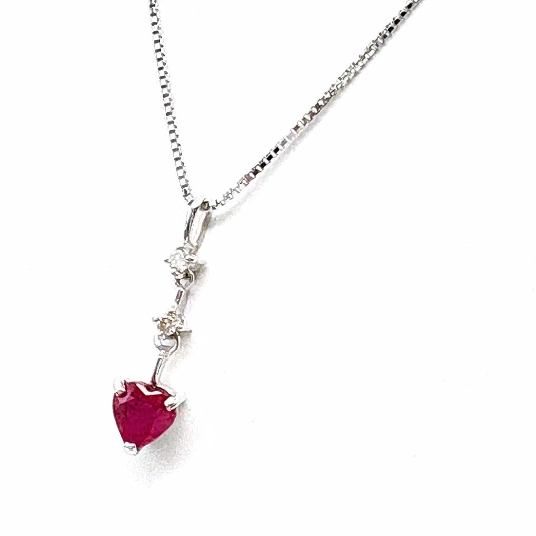 RUBY DESIGN NECKLACE WG WHITEGOLD PENDANT MELEE (1 of 4)