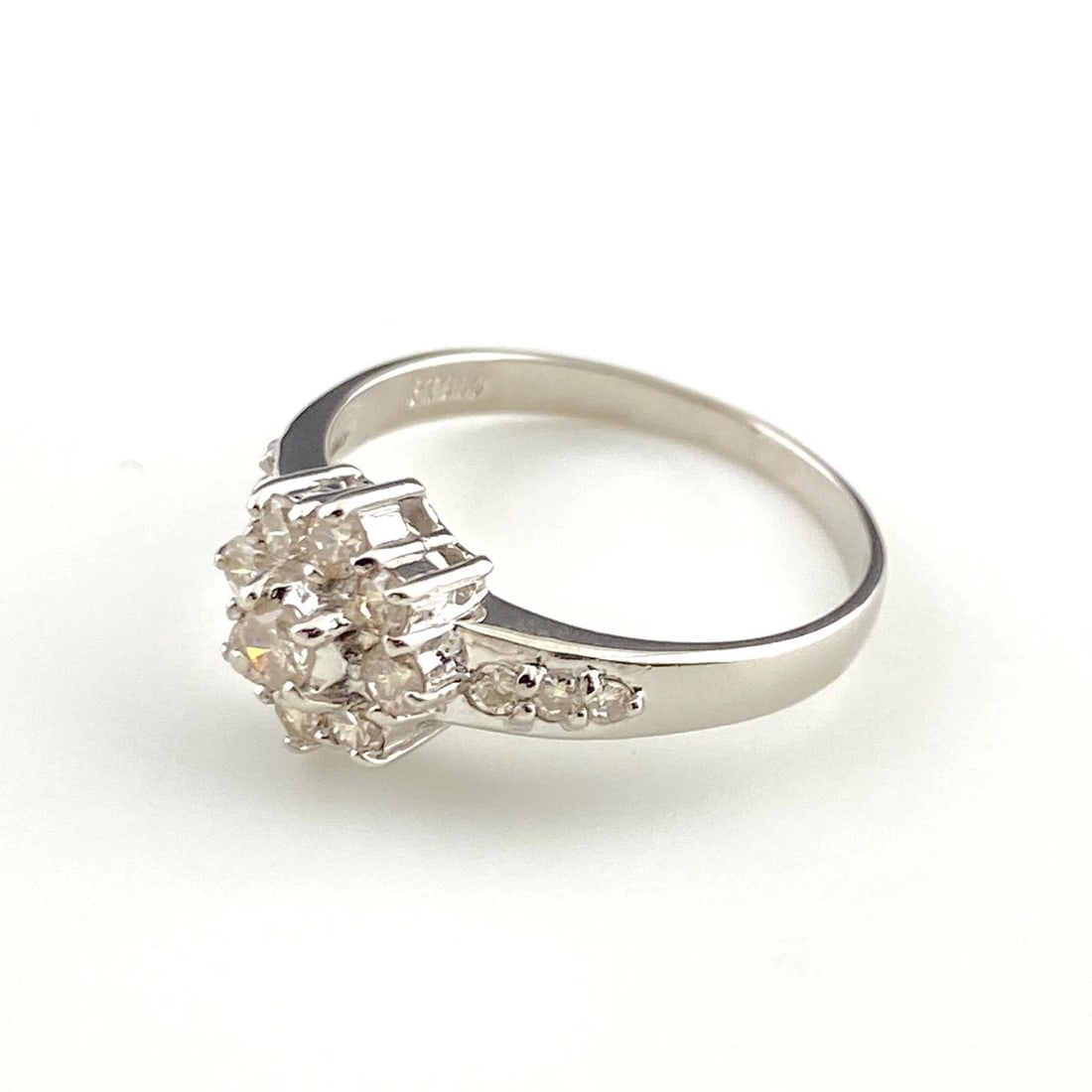 MELEE DIAMOND DESIGN RING PLATINUM PT900: Melee Diamond Design Ring Platinum Pt900 Brand: Unbranded Type: Ring Material: Pt900, Color: Platinum Size: US 6 Accessories: None Accessories Notice: When purchasing pre-owned goods, please refer to