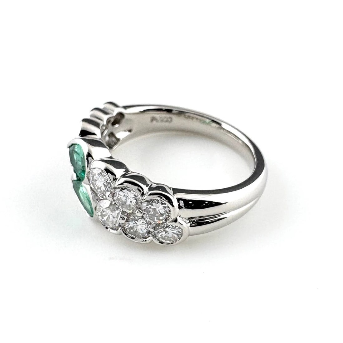 EMERALD DESIGN RING PLATINUM MELEE DIAMOND: Emerald Design Ring Platinum Melee Diamond Brand: Unbranded Type: Ring Material: Pt900, Main Stone/Creation Emerald Color: Platinum Size: US 6.5 Accessories: None Accessories Notice: When purchasing