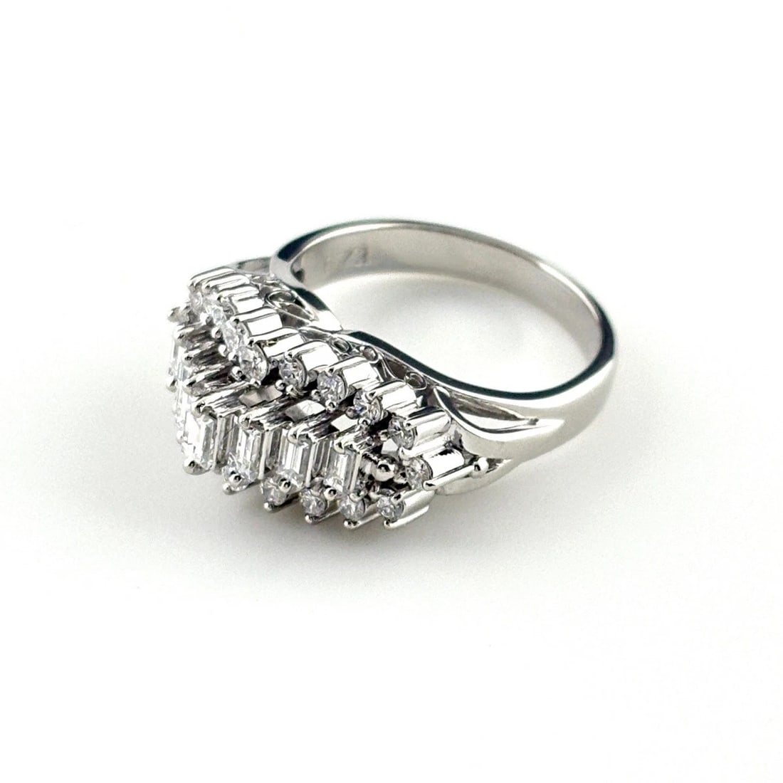 MELEE DIAMOND DESIGN RING PLATINUM PT900 (1 of 2)