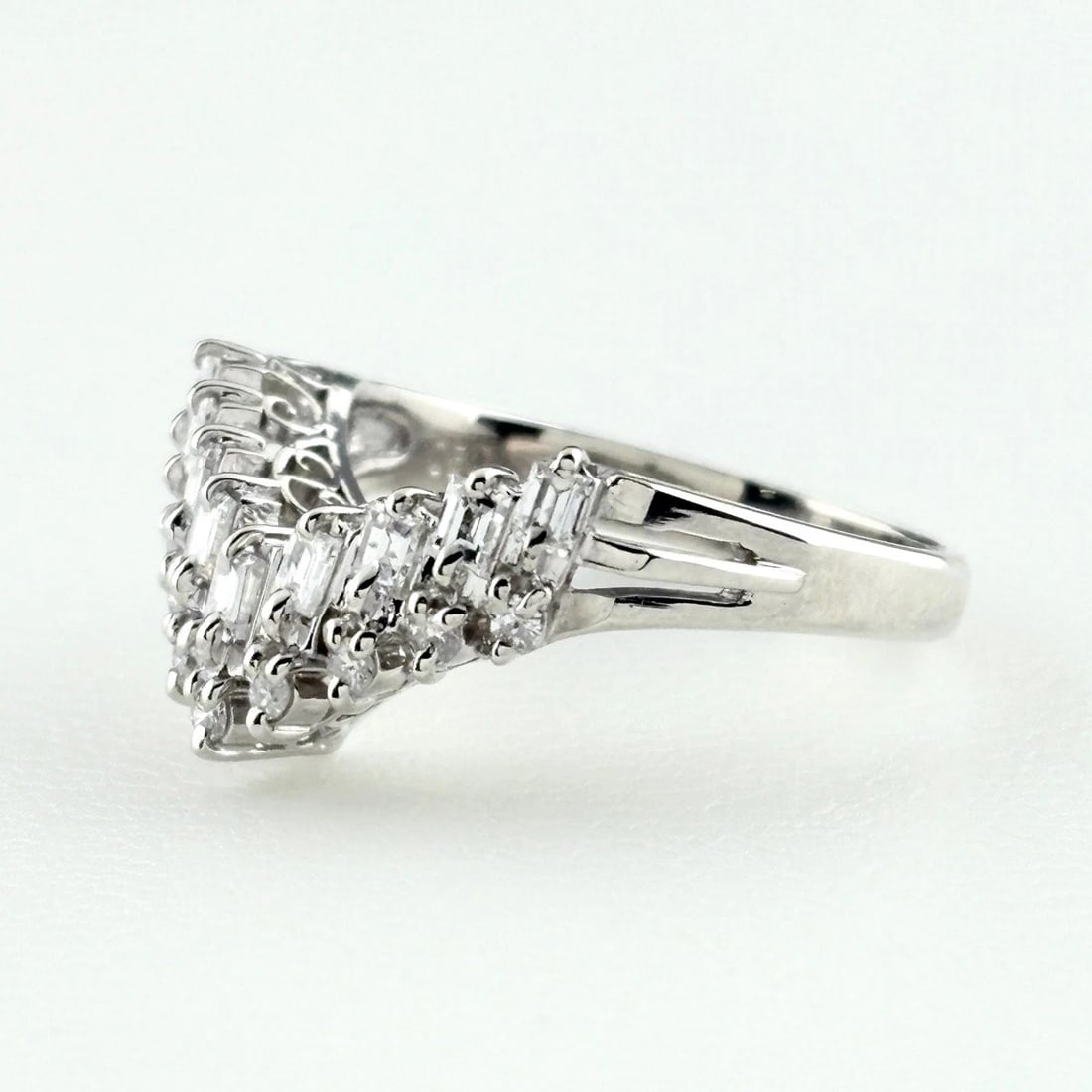 MELEE DIAMOND DESIGN RING PLATINUM PT900: Melee Diamond Design Ring Platinum Pt900 Brand: Unbranded Type: Ring Material: Pt900, Color: Platinum Size: US 6 Accessories: None Accessories Notice: When purchasing pre-owned goods, plea