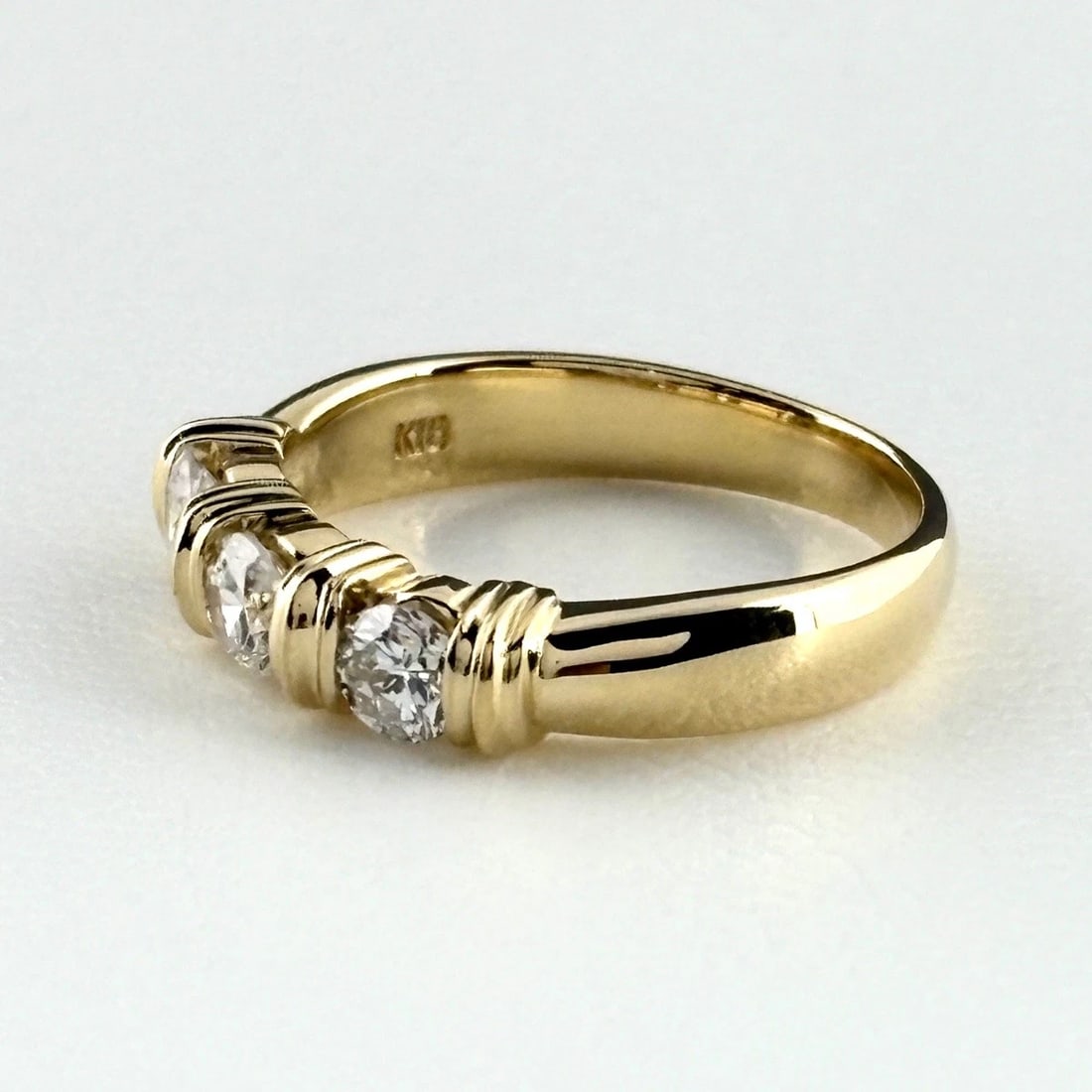 MELEE DIAMOND DESIGN RING YELLOW GOLD: Melee Diamond Design Ring Yellow Gold Brand: Unbranded Type: Ring Material: 18K, Color: YellowGold Size: US 5.5 Accessories: None Accessories Notice: When purchasing pre-owned goods, pleas