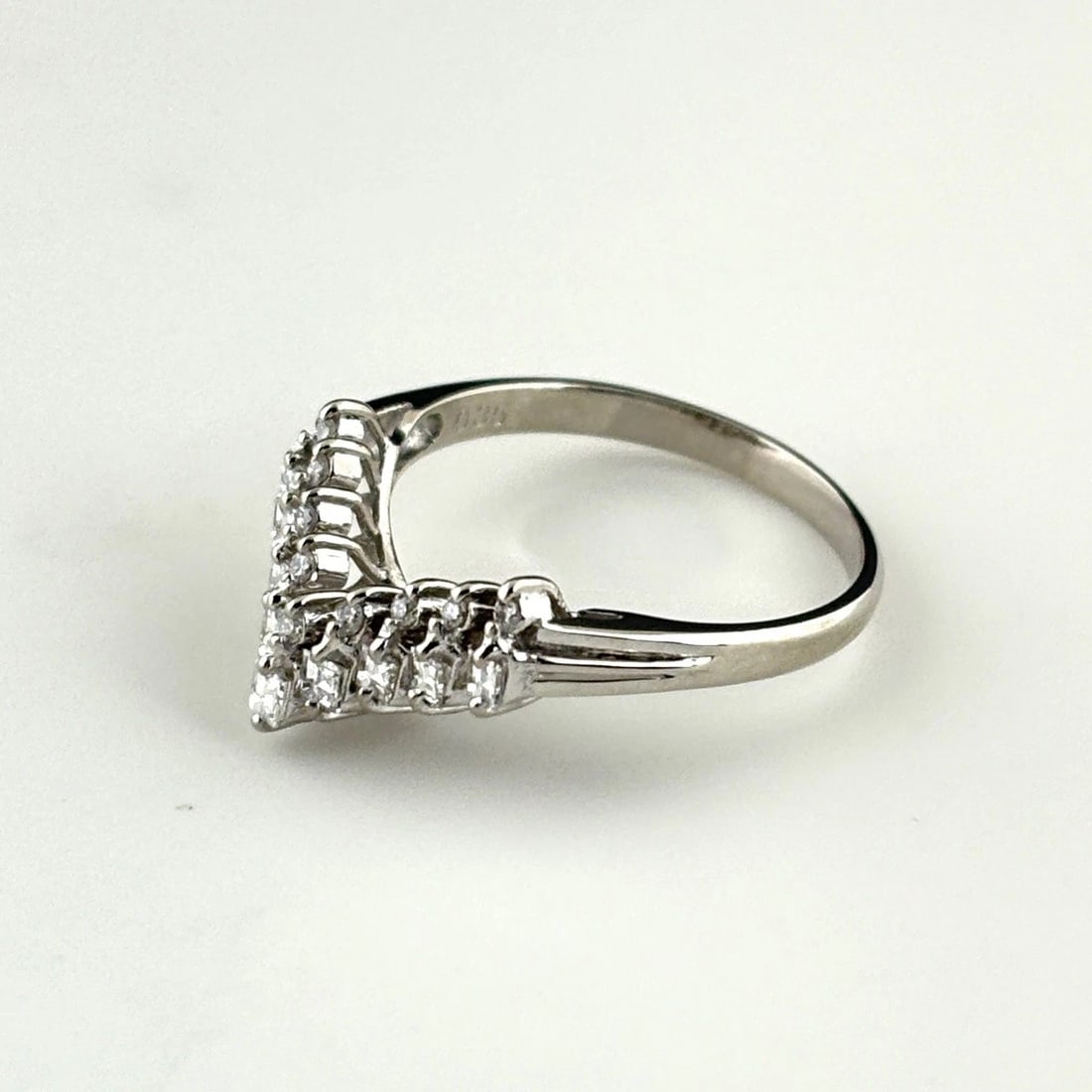 MELEE DIAMOND DESIGN RING PLATINUM PT900: Melee Diamond Design Ring Platinum Pt900 Brand: Unbranded Type: Ring Material: Pt900, Color: Platinum Size: US 7 to 7.5 Accessories: None Accessories Notice: When purchasing pre-owned goods, please