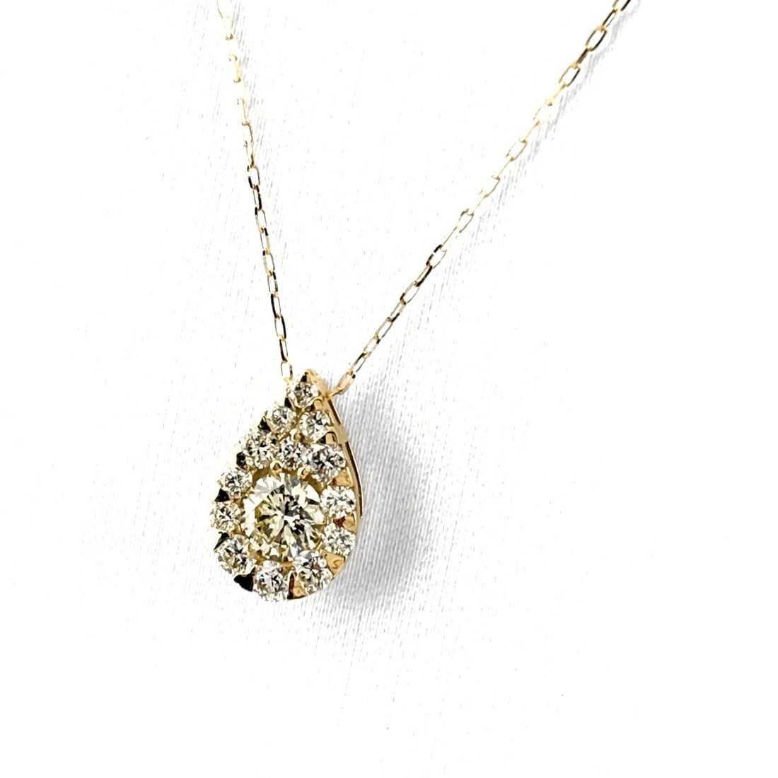 MELEE DIAMOND DESIGN NECKLACE YELLOW GOLD PENDANT NECKLACE: Melee Diamond Design Necklace Yellow Gold Pendant Necklace Brand: Unbranded Type: Necklace Material: 18K, Color: YellowGold Size: Chain / code 45cm(17.7") Pendant size 10.8×6.9mm(0.4") Accessories: