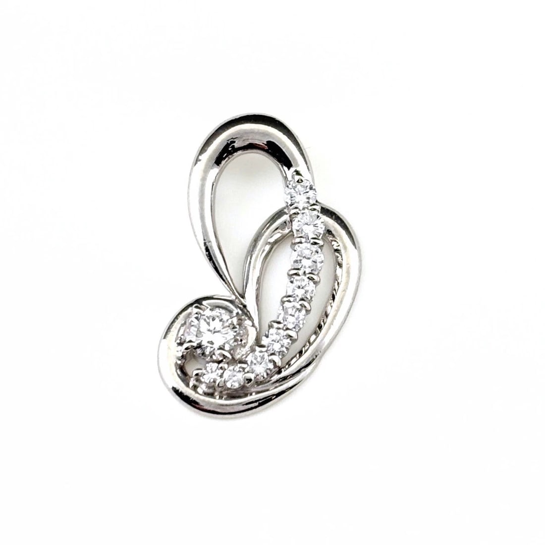 MELEE DIAMOND PENDANT HEAD PLATINUM PENDANT HEAD: Melee Diamond Pendant Head Platinum Pendant Head Brand: Unbranded Type: Pendant Head Material: Pt900, Color: none Size: Pendant size 22.4×14.6mm(0.9") Inside diameter of the bail 5.3×1.9mm(0.2") A
