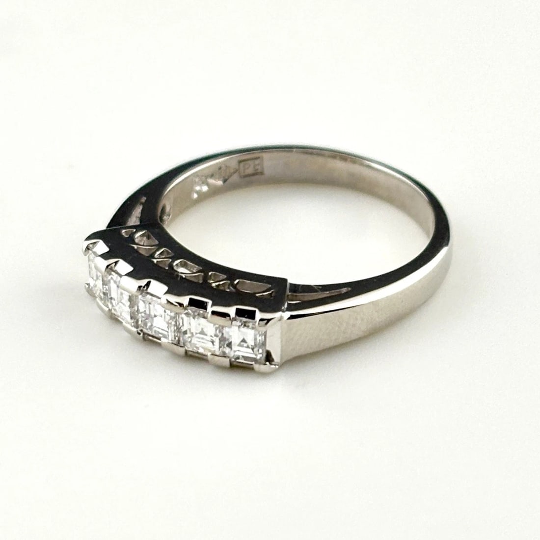 MELEE DIAMOND DESIGN RING PLATINUM PT900: Melee Diamond Design Ring Platinum Pt900 Brand: Unbranded Type: Ring Material: Pt900, Color: Platinum Size: US 4.5 to 5 Accessories: None Accessories Notice: When purchasing pre-owned good