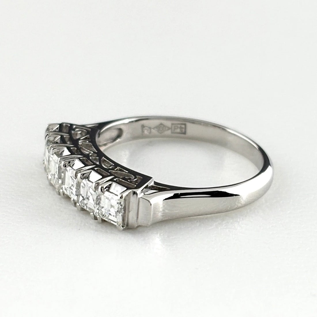 MELEE DIAMOND DESIGN RING PLATINUM PT900: Melee Diamond Design Ring Platinum Pt900 Brand: Unbranded Type: Ring Material: Pt900, Color: Platinum Size: US 6.5 Accessories: None Accessories Notice: When purchasing pre-owned goods, pl