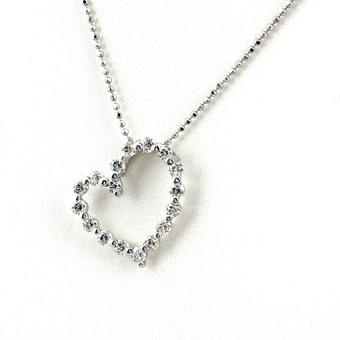HEART MOTIF DESIGN NECKLACE PLATINUM PENDANT MELEE DIAMOND NECKLACE: Heart Motif Design Necklace Platinum Pendant Melee Diamond Necklace Brand: Unbranded Type: Necklace Material: Pt900, Color: none Size: Chain / code 40cm(15.7") Chain width 1.0mm(0.0") Pendant size