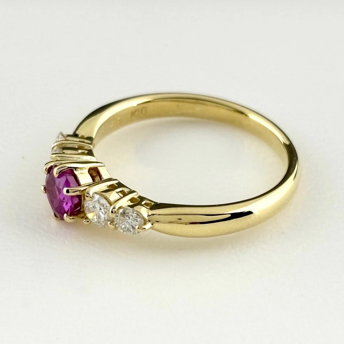 RUBY DESIGN RING YELLOW GOLD RING MELEE: Ruby Design Ring Yellow Gold Ring Melee Brand: Unbranded Type: Ring Material: 18K, Main Stone/Creation Ruby Color: YellowGold Size: US 6.5 to 7 Accessories: None Accessories Notice: When p