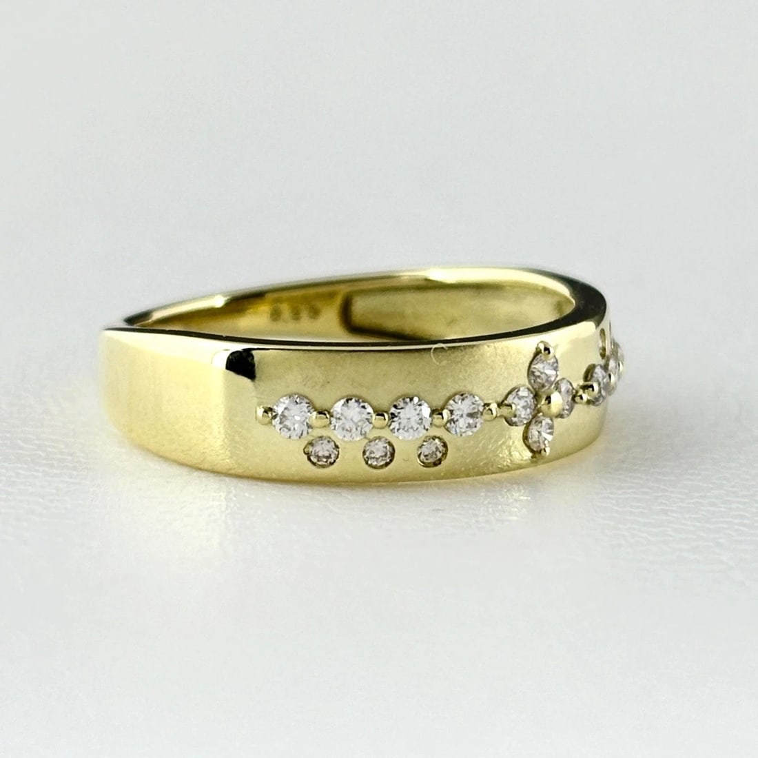 MELEE DIAMOND DESIGN RING YELLOW GOLD 18K DIAMOND: Melee Diamond Design Ring Yellow Gold 18K Diamond Brand: Unbranded Type: Ring Material: 18K, Color: YellowGold Size: US 6 to 6.5 Accessories: None Accessories Notice: When purchasing pre-o