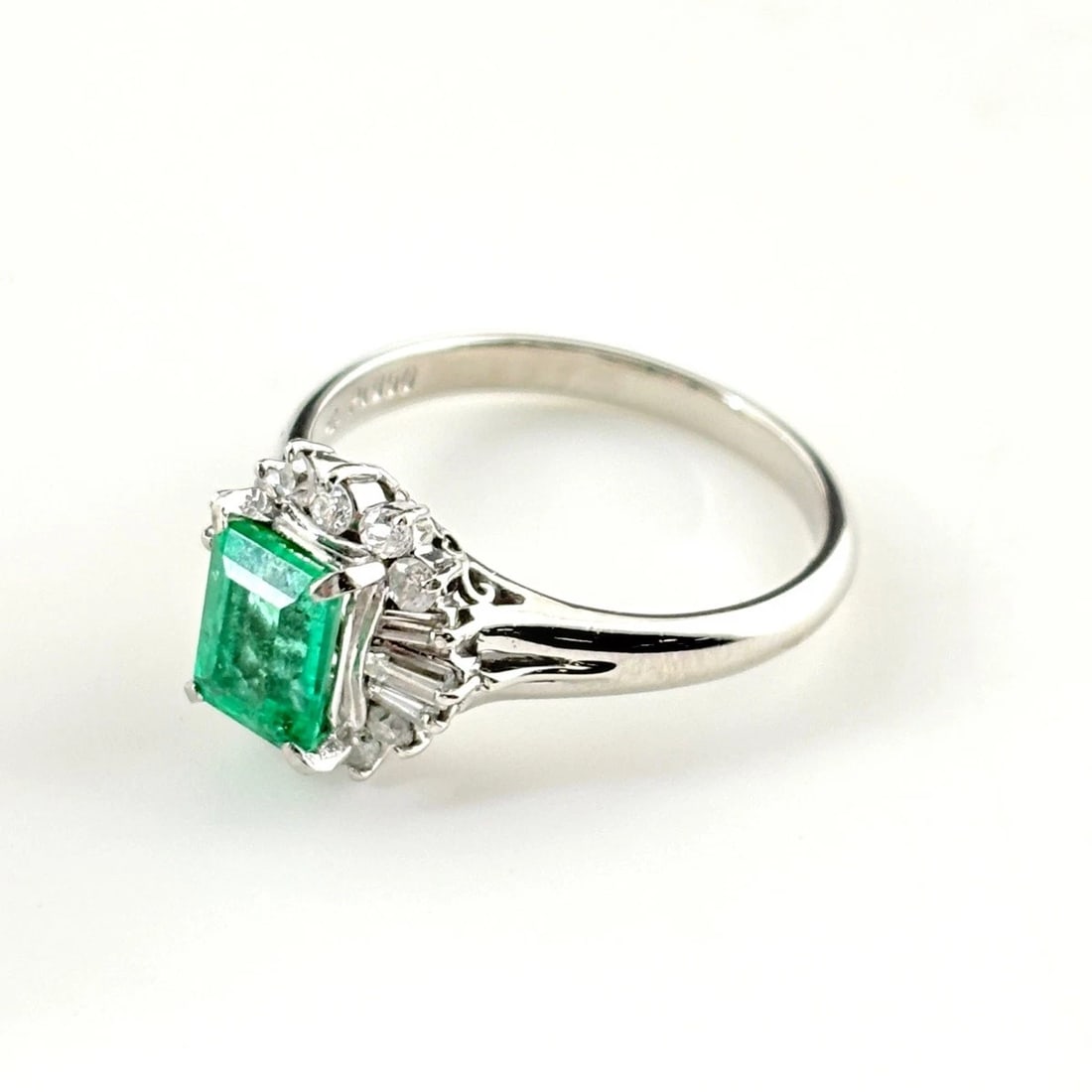 EMERALD DESIGN RING PLATINUM MELEE DIAMOND: Emerald Design Ring Platinum Melee Diamond Brand: Unbranded Type: Ring Material: Pt850, Main Stone/Creation Emerald Color: Platinum Size: US 7 to 7.5 Accessories: None Accessories Notice: When