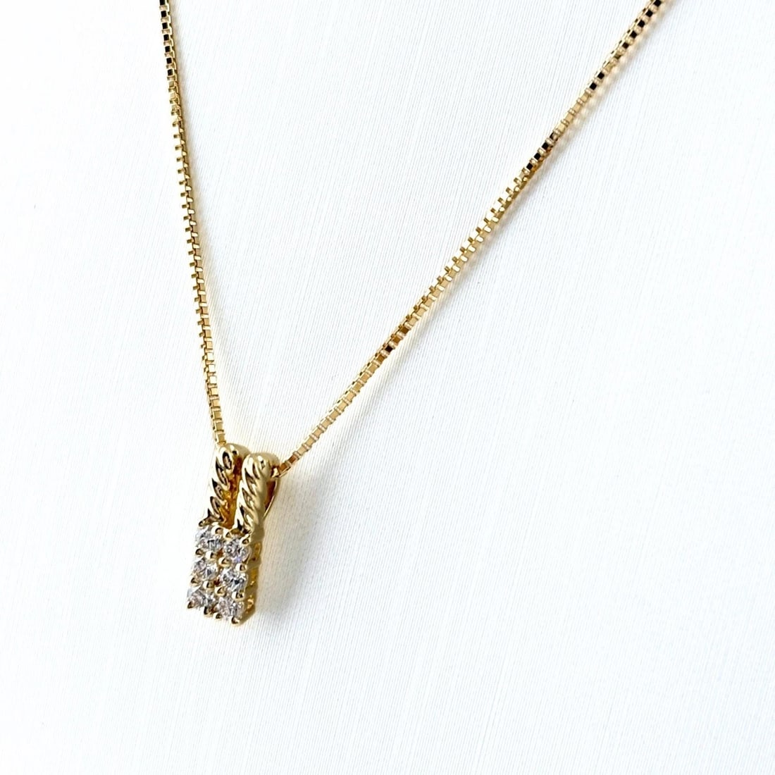 MELEE DIAMOND DESIGN NECKLACE YELLOW GOLD: Melee Diamond Design Necklace Yellow Gold Brand: Unbranded Type: Necklace Material: 18K, Color: YellowGold Size: Chain / code 45cm(17.7") Pendant size 10.8×3.9mm(0.4") Accessories: None Ac