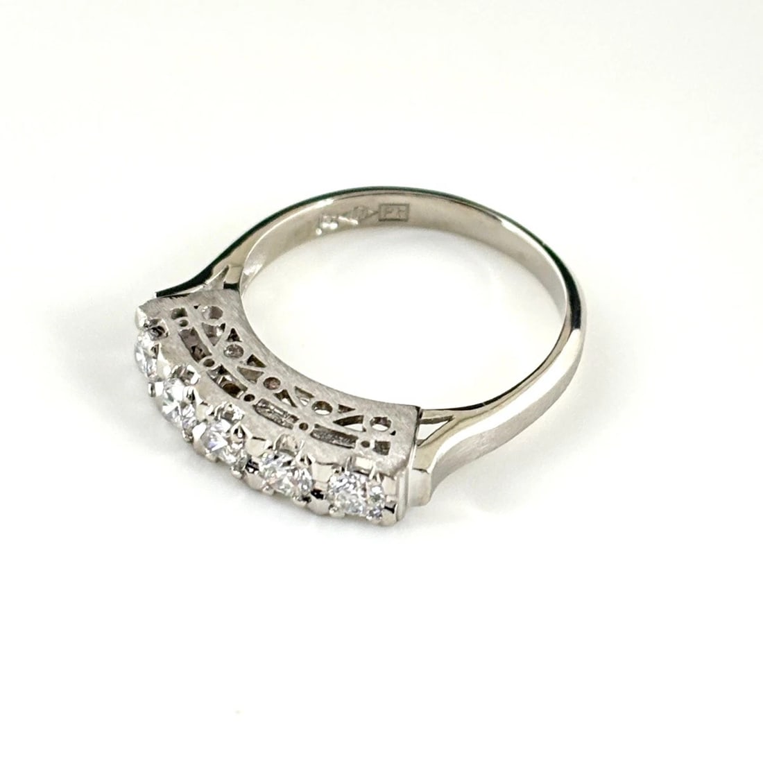 MELEE DIAMOND DESIGN RING PLATINUM PT900: Melee Diamond Design Ring Platinum Pt900 Brand: Unbranded Type: Ring Material: Pt900, Color: Platinum Size: US 5 to 5.5 Accessories: None Accessories Notice: When purchasing pre-owned good