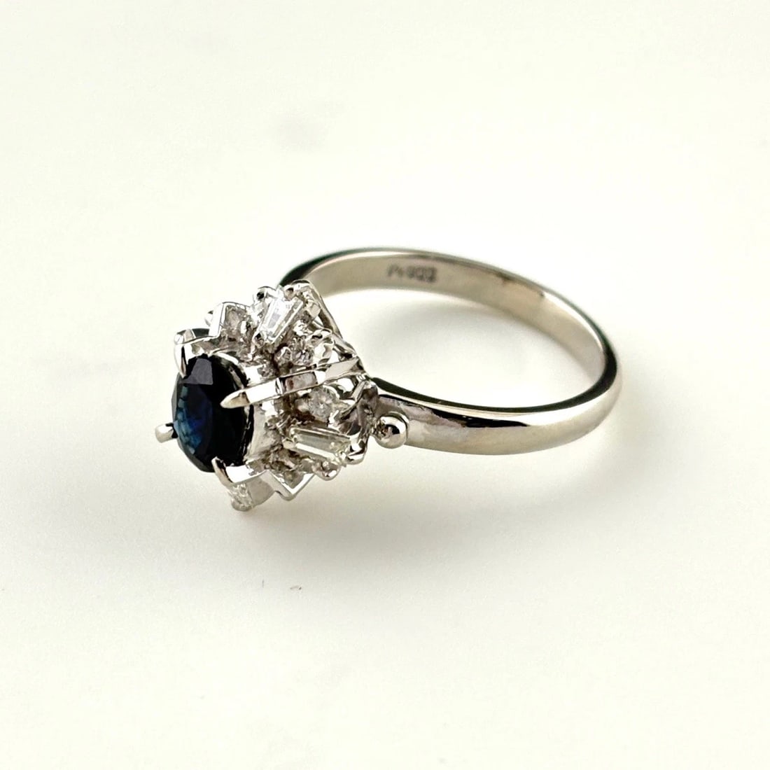 SAPPHIRE DESIGN RING PLATINUM MELEE DIAMOND (1 of 2)