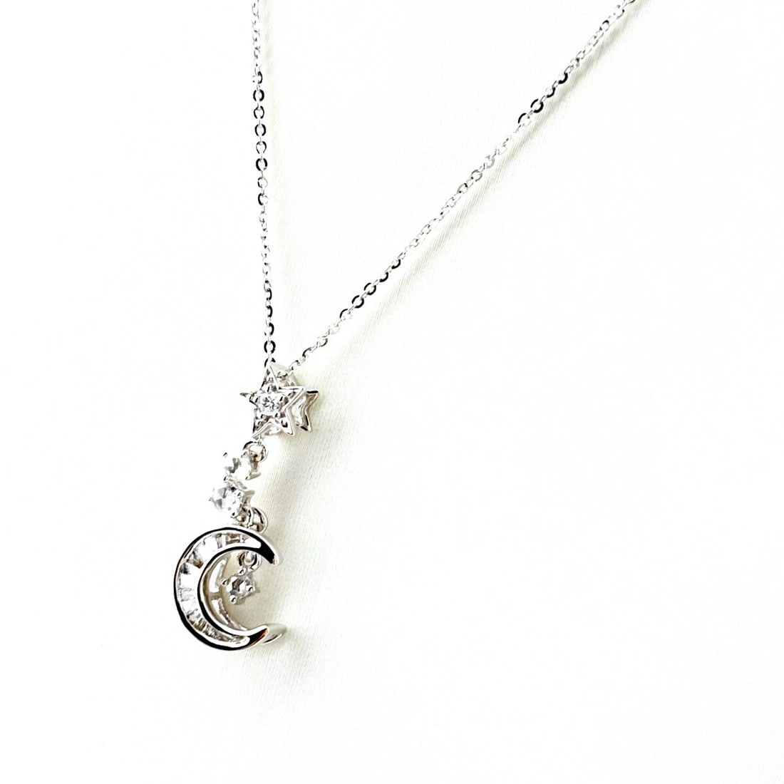 MELEE DIAMOND DESIGN NECKLACE WG WHITEGOLD PENDANT NECKLACE: Melee Diamond Design Necklace Wg Whitegold Pendant Necklace Brand: Unbranded Type: Necklace Material: 18K, Color: WhiteGold Size: Chain / code 45cm(17.7") Pendant size 20.5×8.8mm(0.8") Accessories: