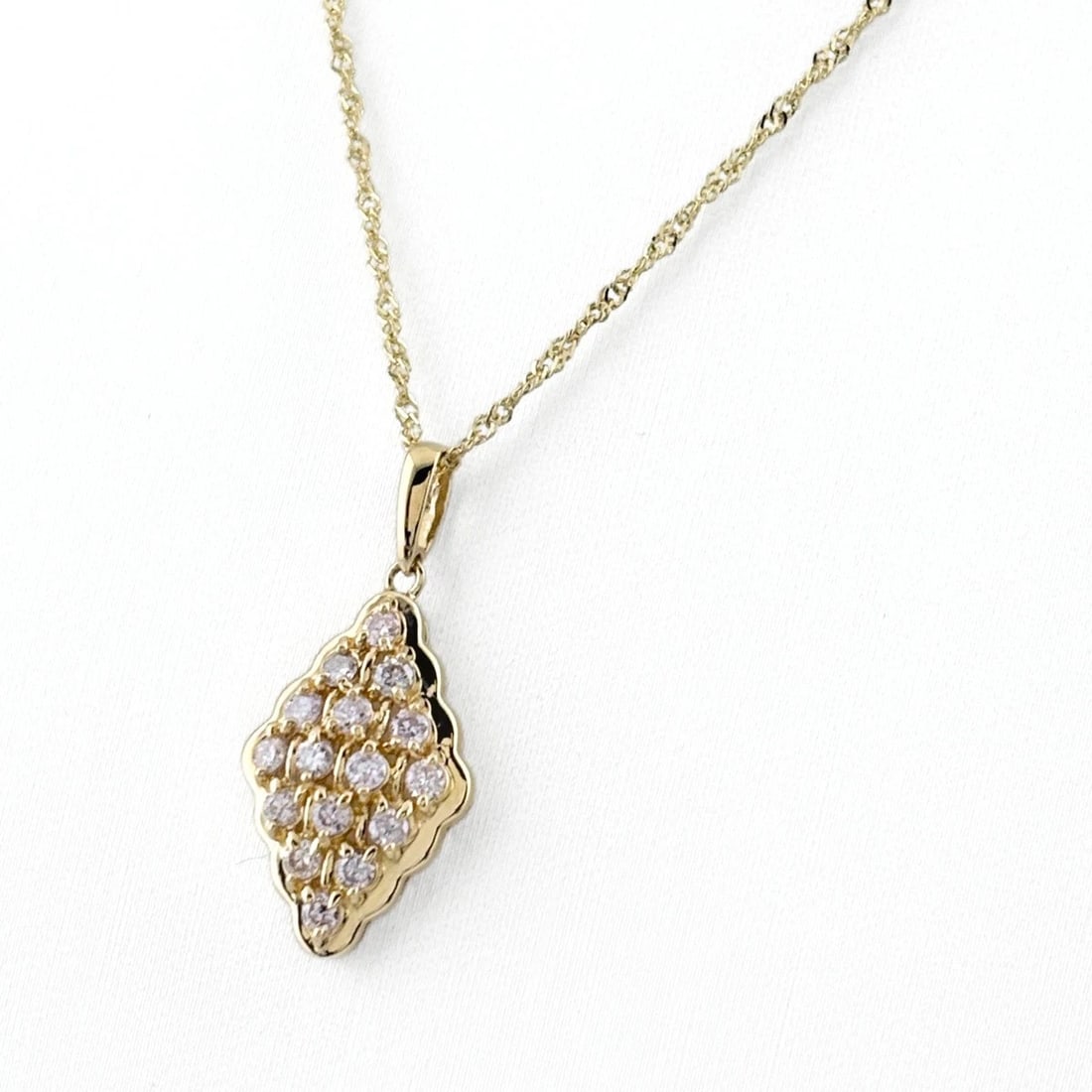 MELEE DIAMOND DESIGN NECKLACE YELLOW GOLD PENDANT: Melee Diamond Design Necklace Yellow Gold Pendant Brand: Unbranded Type: Necklace Material: 18K, Color: YellowGold Size: Chain / code 42cm(16.5") Total length of the pendant head including a bail 24.9
