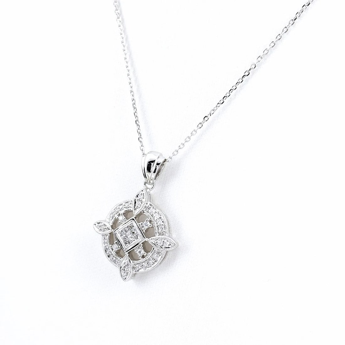 MELEE DIAMOND DESIGN NECKLACE PLATINUM PENDANT NECKLACE: Melee Diamond Design Necklace Platinum Pendant Necklace Brand: Unbranded Type: Necklace Material: Pt900, Color: none Size: Chain width 0.9mm(0.0") Total length of the pendant head including a bail