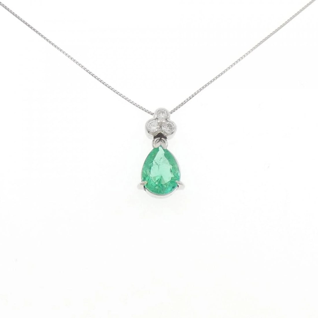 PT900/PT850 EMERALD NECKLACE: PT900/PT850 Emerald Necklace Brand: Unbranded Type: Emerald Necklace Material: PT900/PT850, Main Stone/Creation Emerland Secondary Stone Diamond Color: silver Size: 45cm Actual Size Pendant length
