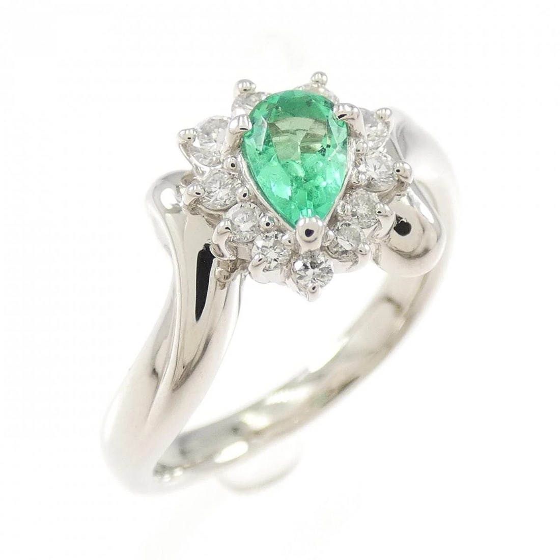 PT900 EMERALD RING: PT900 Emerald Ring Brand: Unbranded Type: Emerald Ring Material: PT900, Main Stone/Creation EmeraldSecondary StoneDiamond Color: Silver Size: US 6 1/2 Accessories: None Accessories Notice:
