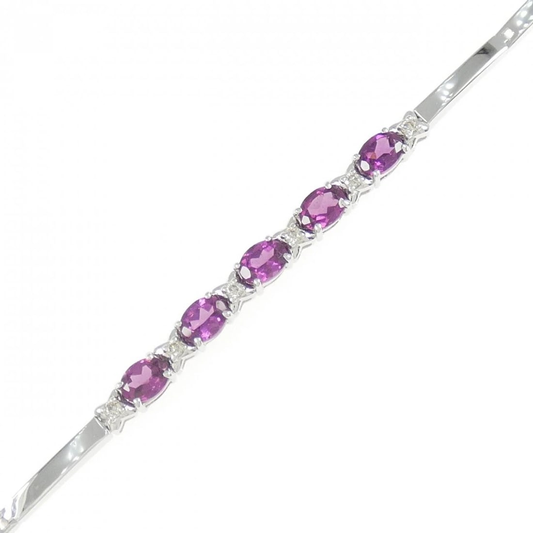 K18WG GARNET BRACELET: K18WG Garnet Bracelet Brand: Unbranded Type: Garnet Bracelet Material: K18WG, Main Stone/Creation Garnet Secondary Stone Diamond Color: White Gold Size: 18cmActual Size Max width approx.: 3.1mm