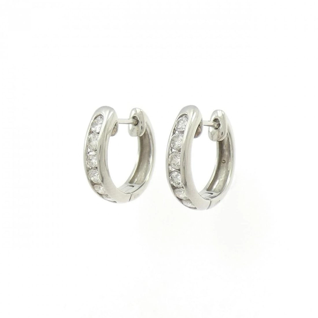 PT900 DIAMOND PIERCE: PT900 Diamond Pierce Brand: Unbranded Type: Diamond Pierce/Earring Material: Platinum900, Main Stone/Creation Natural Color: Silver Size: Actual Size Approx. height x width: 13.4mm x 3.5mm