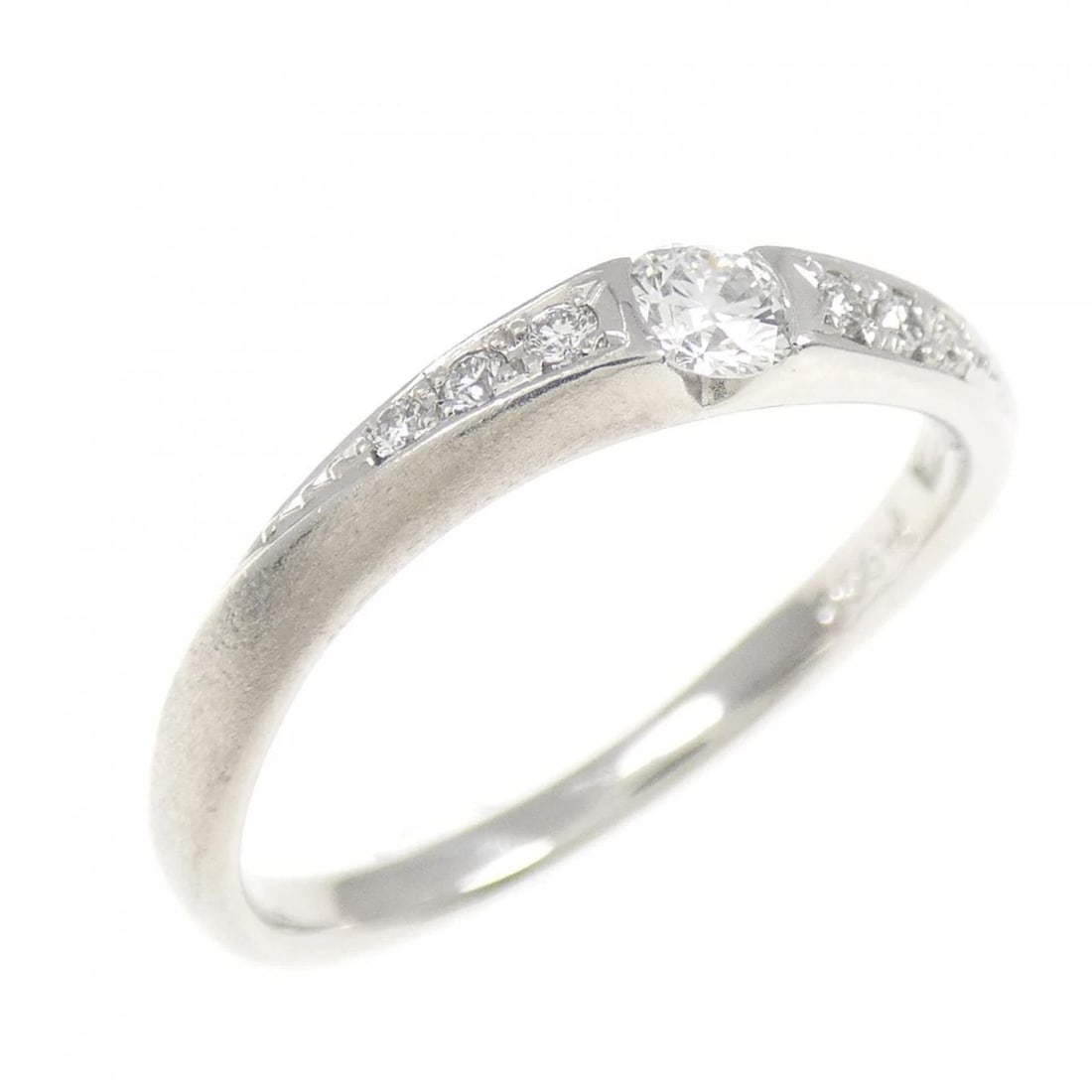PT900 DIAMOND RING: PT900 Diamond Ring Brand: Unbranded Type: Diamond Ring Material: Platinum900, Color: Silver Size: US 6 1/4 Accessories: None Accessories Notice: When purchasing pre-owned goods, please refer to the