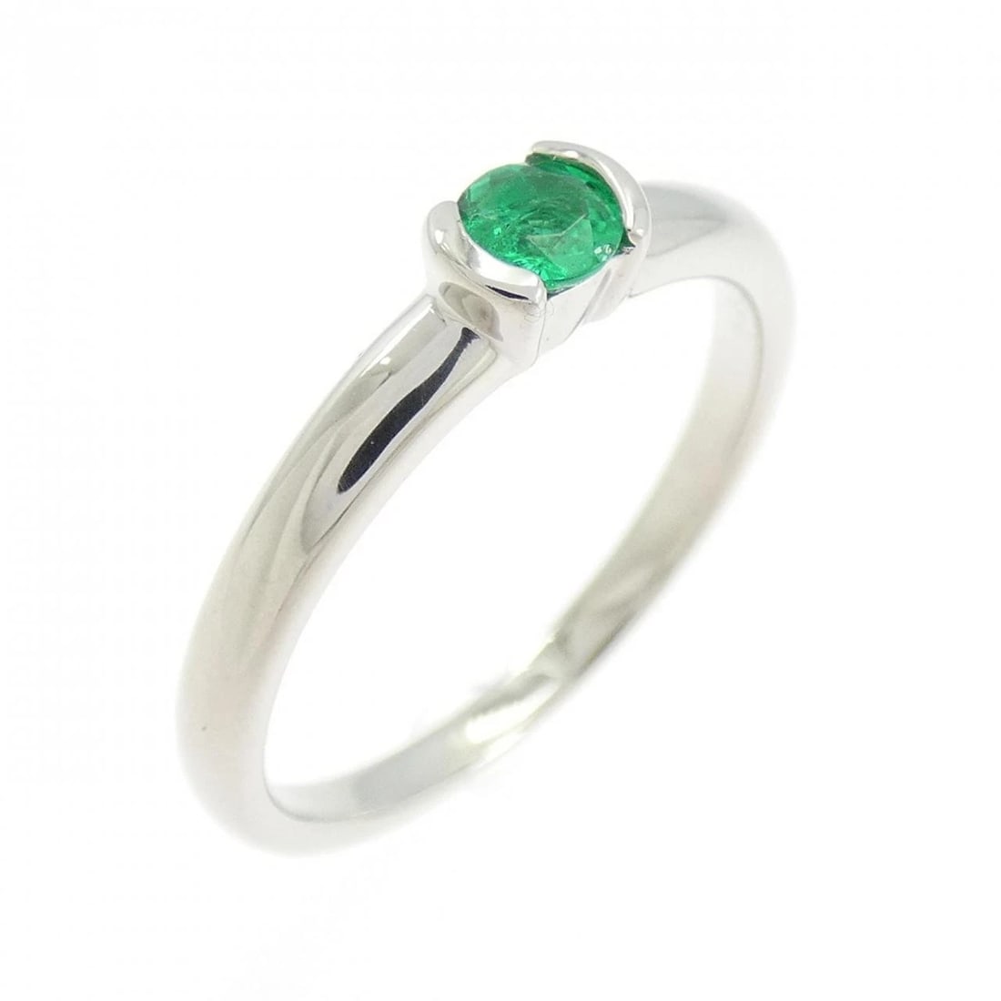 PT900 EMERALD RING: PT900 Emerald Ring Brand: Unbranded Type: Emerald Ring Material: PT900, Main Stone/Creation Emerald Color: Silver Size: US 5 3/4 Accessories: None Accessories Notice: When purchasing pre-o