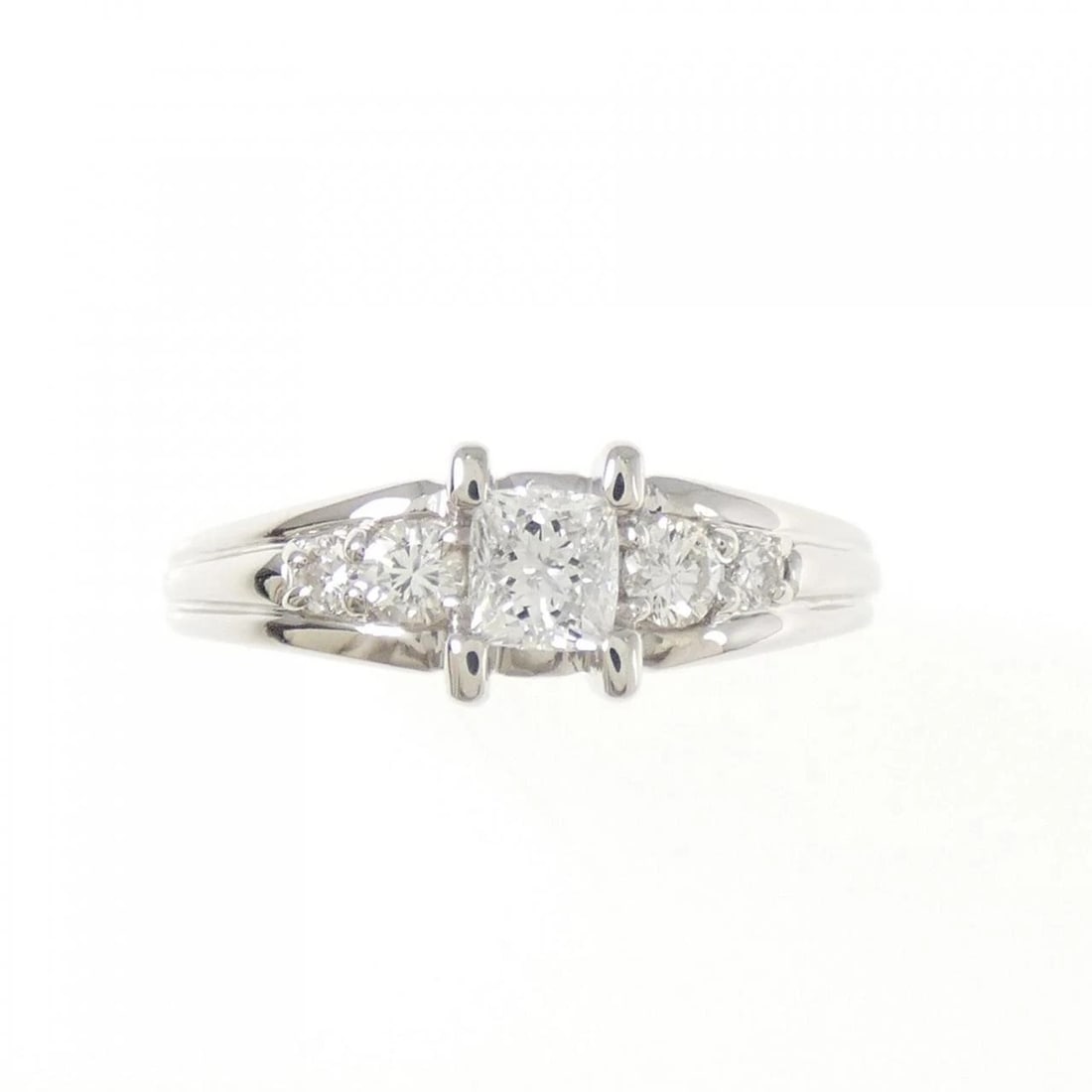 PT900 DIAMOND RING: PT900 Diamond Ring Brand: Unbranded Type: Diamond Ring Material: PT900, Main Stone/Creation Natural Color: Silver Size: US 7 Accessories: None Accessories Notice: When purchasing pre-owned