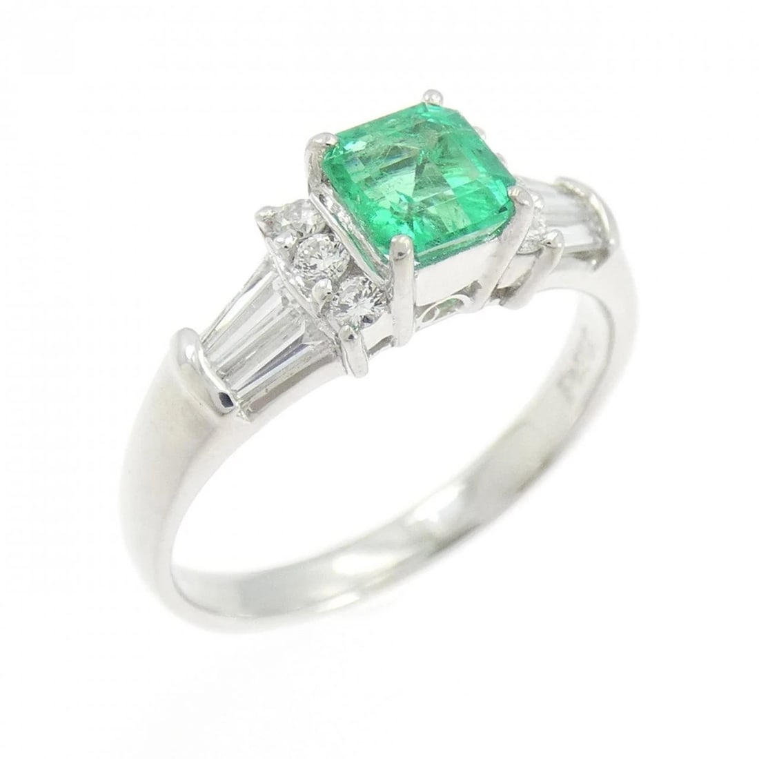 PT900 EMERALD RING: PT900 Emerald Ring Brand: Unbranded Type: Emerald Ring Material: PT900, Main Stone/Creation Emerland Secondary Stone Diamond Color: Silver Size: US 6 1/4 Accessories: None Accessories Notice: When