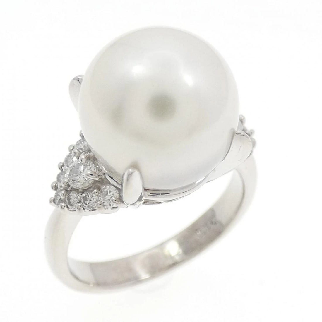 PT900 WHITE BUTTERFLY PEARL RING: PT900 White Butterfly Pearl Ring Brand: Unbranded Type: White Butterfly Pearl Ring Material: Platinum900, Main Stone/Creation White Butterfly Pearl Secondary Stone Diamond Color: Platinum Size: US 4 3