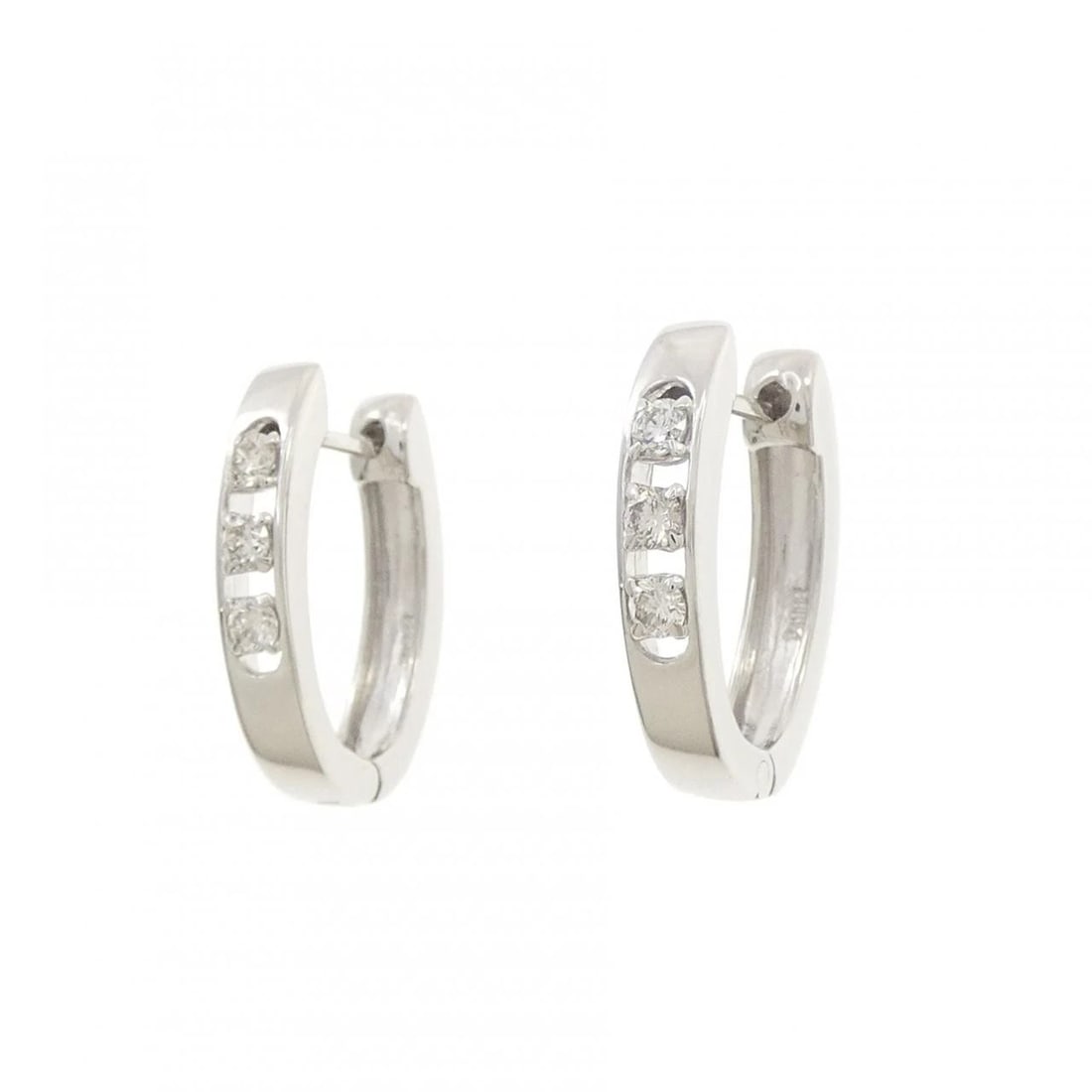 PT900 DIAMOND PIERCE: PT900 Diamond Pierce Brand: Unbranded Type: Diamond Pierce/Earring Material: PT900, Main Stone/Creation Natural Color: Silver Size: Actual Size Approximate dimensions (height x width): 18.0cm x 3.4cm