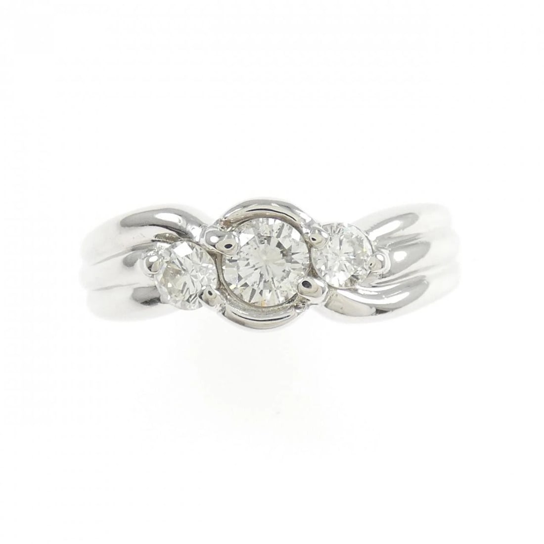 PT900 DIAMOND RING: PT900 Diamond Ring Brand: Unbranded Type: Diamond Ring Material: PT900, Main Stone/Creation Natural Color: Silver Size: US 6 1/4 Accessories: None Accessories Notice: When purchasing pre-owned goods,