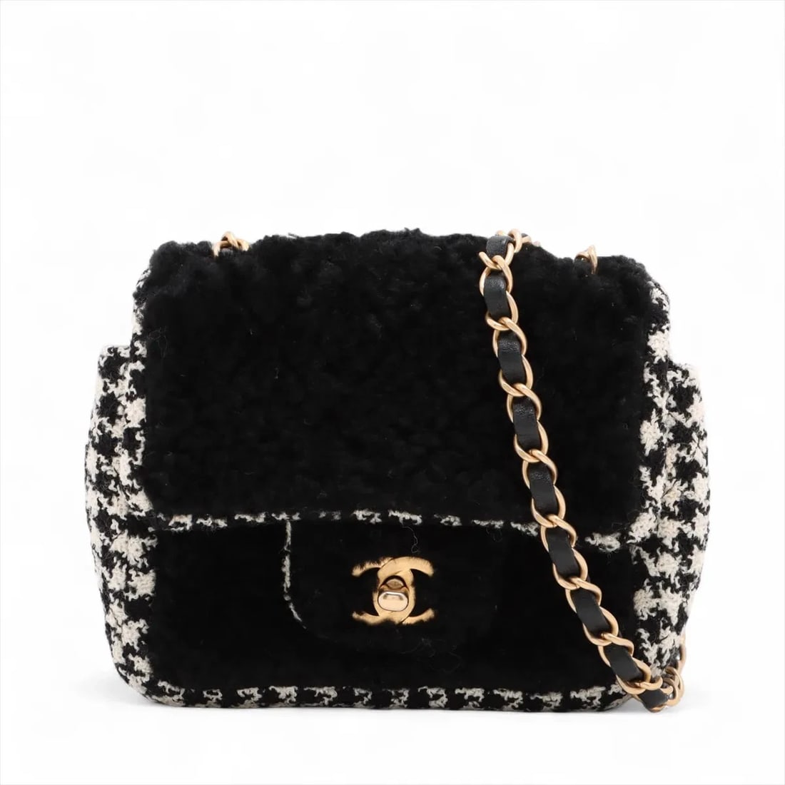 CHANEL MINI MATELASSE SHEARLING X TWEED SINGLE FLAP CHAIN BAG: Chanel Mini Matelasse shearling x tweed Single Flap Chain Bag Brand: Chanel Type: Shoulder bag Material: shearling x tweed Color: Black × White Size: Height:5.5inchLength:6.5inchDepth:3.0inch Acce