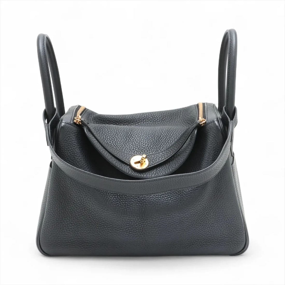 HERMES LINDY 30 TAURILLON CLEMENCE BLACK GOLD: Hermes Lindy 30 Taurillon Clemence Black Gold Brand: Hermès Type: Shoulder bag Material: Taurillon Clemence Color: Black Size: Height:8.1inch Length:11.8inch Depth:6.1inch Handle height:4.3inch Ac
