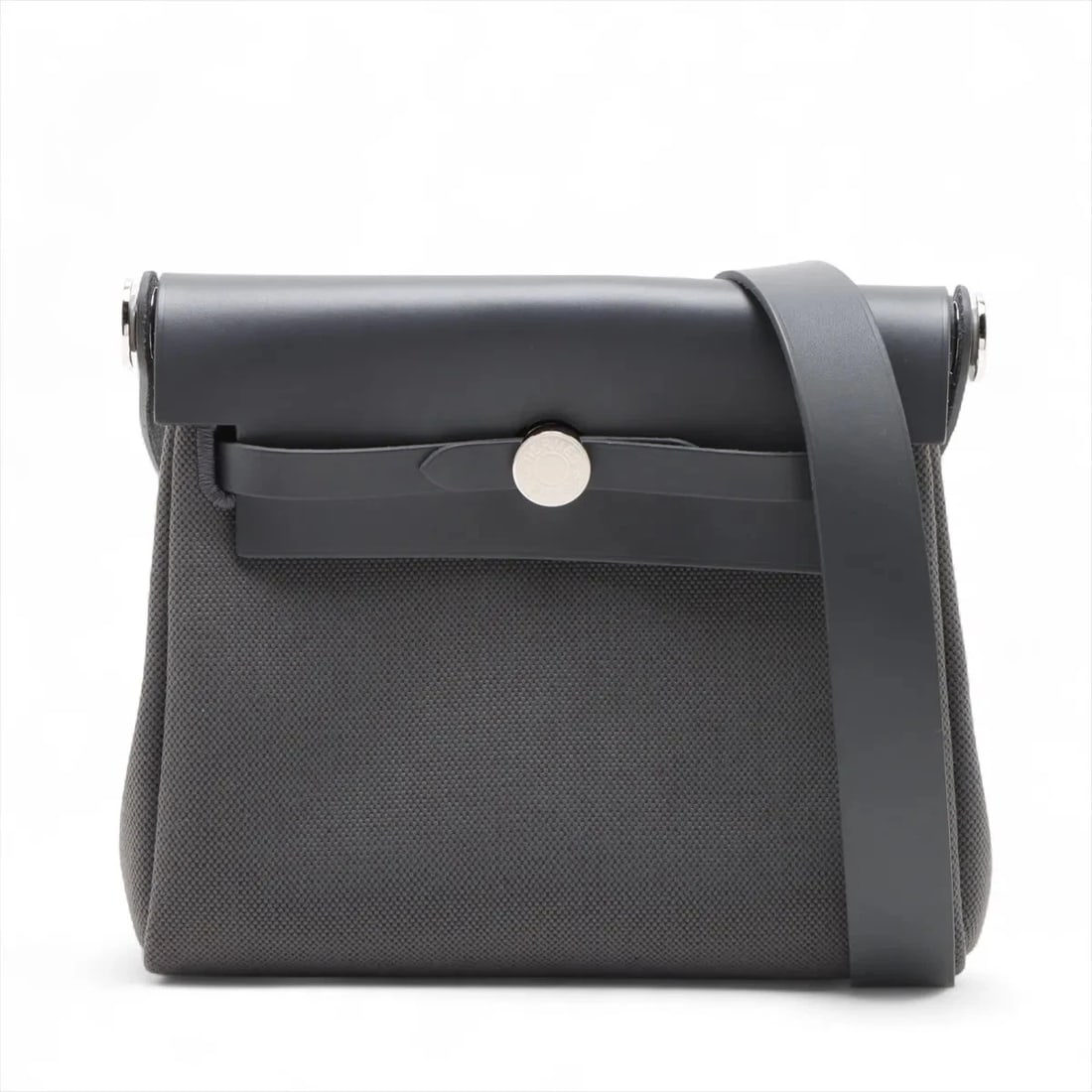 HERMES YALE BAG ZIP 20 TWAL MILITARY X VASH HUNTER: Hermes Yale bag zip 20 Twal military x vash hunter Brand: Hermès Type: Shoulder bag Material: Twal Military x Vash Hunter Color: Ardoise Size: Height:6.5inchLength:7.9inchDepth:2.6inch Accessories