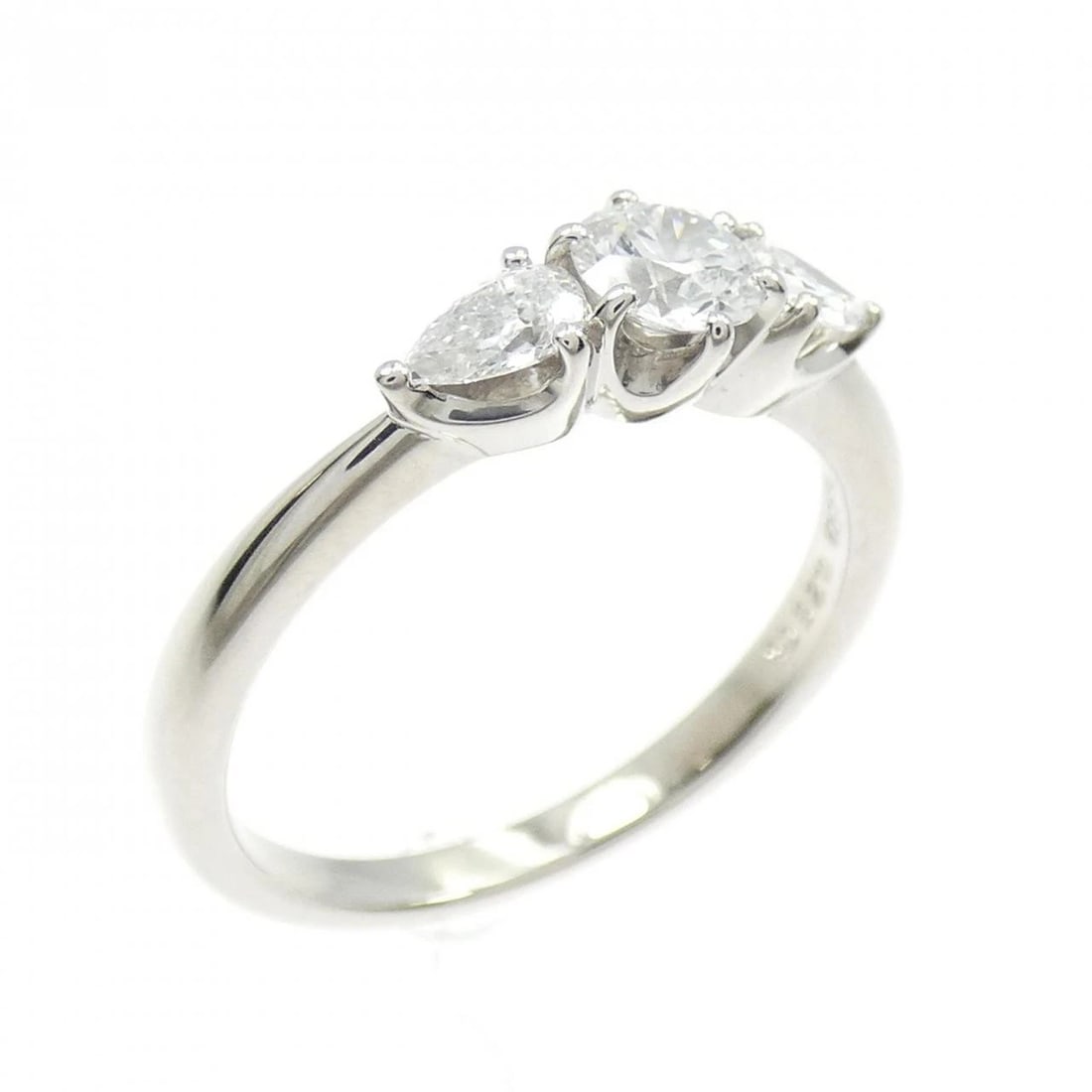 MIKIMOTO DIAMOND RING: Mikimoto Diamond Ring Brand: MIKIMOTO Type: Mikimoto Ring Material: Platinum950, Color: Platinum Size: US5.25 Accessories: None Accessories Notice: When purchasing pre-owned goods, please refer to