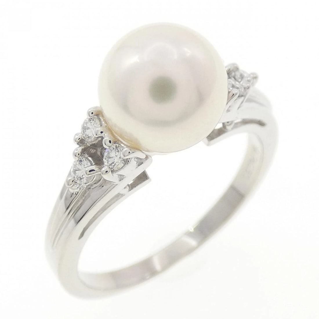 MIKIMOTO AKOYA PEARL RING: Mikimoto Akoya Pearl Ring Brand: MIKIMOTO Type: Mikimoto Ring Material: Platinum950, Main Stone/Creation Akoya Pearl Color: Platinum Size: US6 1/4 Accessories: None Accessories Notice: When
