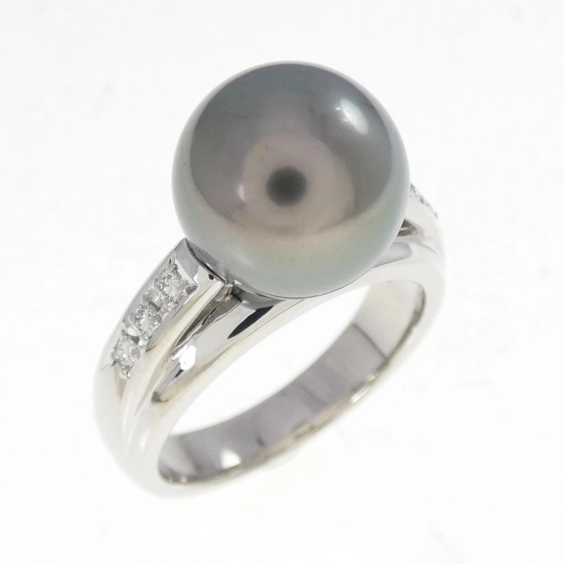 TASAKI BLACK PEARL RING: Tasaki Black Pearl Ring Brand: TASAKI Type: Tasaki Ring Material: Platinum900, Main Stone/Creation Black Pearl Color: Platinum Size: 6 US Accessories: None Accessories Notice: When purchasing