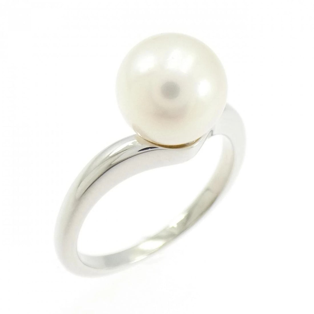 MIKIMOTO AKOYA PEARL RING: Mikimoto Akoya Pearl Ring Brand: MIKIMOTO Type: Mikimoto Ring Material: Platinum950, Main Stone/Creation Akoya Pearl Color: Platinum Size: US7 Accessories: None Accessories Notice: When purchasing