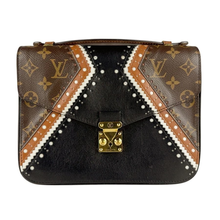 LOUIS VUITTON MONOGRAM POCHETTE METIS MM HANDBAG: LOUIS VUITTON Monogram Pochette Metis MM Handbag Brand: LOUIS VUITTON Type: Handbag Material: Leather/Monogram Canvas Color: Brown X Black Size: W:9.1inx H:7.9inx D:2.0in Handle Length:7.9in Acces