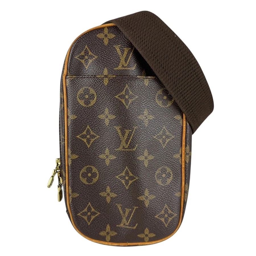 LOUIS VUITTON MONOGRAM POCHETTE GANGE BODY BAG: LOUIS VUITTON Monogram Pochette Gange Body Bag Brand: LOUIS VUITTON Type: body bag Material: Monogram Canvas Color: Brown Size: W:4.7inx H:8.7inx D:1.6in Accessories: None Accessories Noti