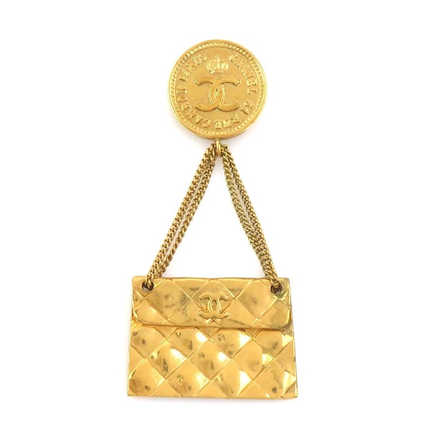 CHANEL CC LOGO BAG MOTIF BROOCH GOLD METAL: CHANEL CC Logo Bag Motif Brooch Gold Metal Brand: CHANEL Type: Brooch Material: Metal Color: Gold Size: W:1.3inx H:3.0in Accessories: None Accessories Notice: When purchasing pre-owned goo