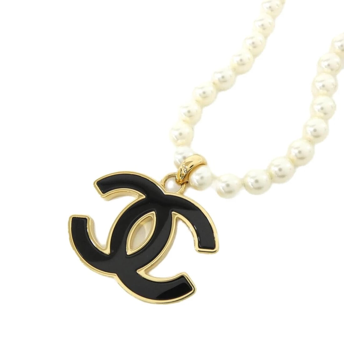 CHANEL ABD996 NECKLACE: Chanel ABD996 Necklace Brand: CHANEL Type: Chanel Necklace Material: Fake pearl, Color: BLACK+WHITE (Black+White) / GOLD (Gold) Metal Size: Length: 37-44cm Motif width x height: 5.5cmx5.8cm Access