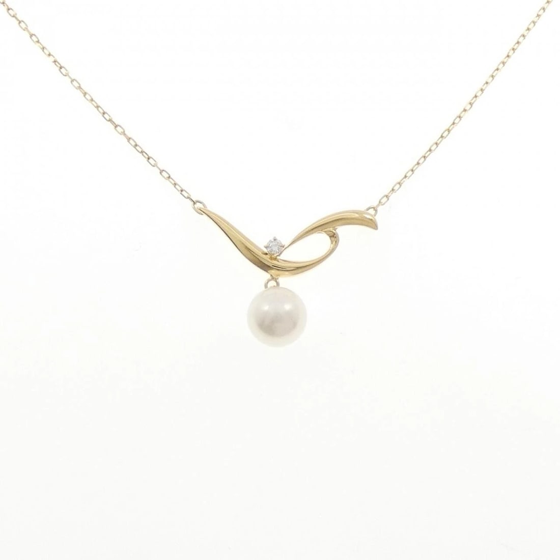 MIKIMOTO AKOYA PEARL NECKLACE: Mikimoto Akoya Pearl Necklace Brand: MIKIMOTO Type: Mikimoto Necklace Material: 750 Yellow Gold, Main Stone/Creation Akoya Pearl 0.3 Secondary Stone diamond Color: Yellow Gold Size: Actual Size