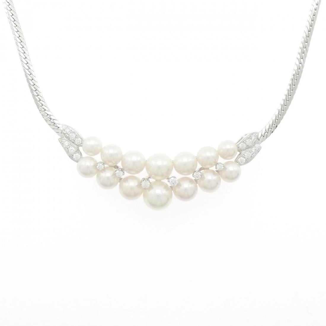 MIKIMOTO AKOYA PEARL NECKLACE: Mikimoto Akoya Pearl Necklace Brand: MIKIMOTO Type: Mikimoto Necklace Material: 750 white gold, Main Stone/Creation Akoya Pearl Secondary Stone diamond Color: white gold Size: Actual Size Max width