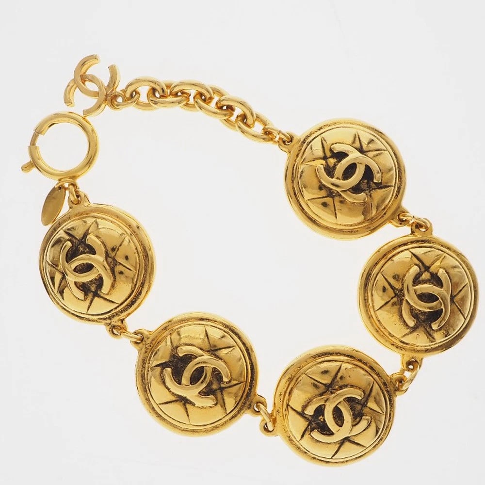 CHANEL COCO MARK BRACELET MATELASSE GOLD: CHANEL COCO Mark Bracelet Matelasse gold Brand: CHANEL Type: Bracelet Material: Plated Gold, Color: gold Size: All length?10.8inch Wrist circumference?8.5 Bracelet width?1.2 Size(CM) All length?27.5cm