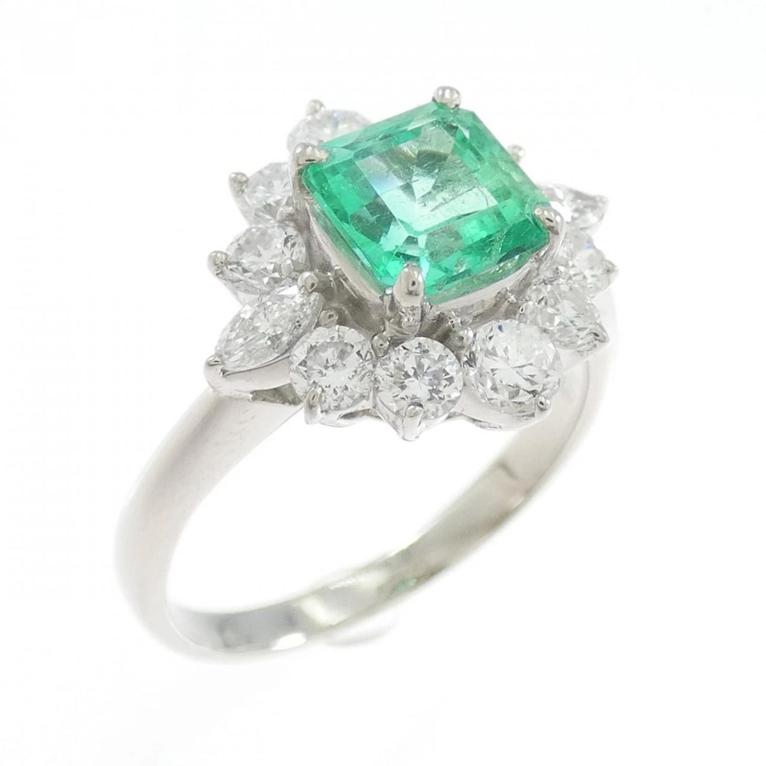 PT900 EMERALD RING: PT900 Emerald Ring Brand: Unbranded Type: Emerald ring Material: PT900, Main Stone/Creation Emerland Secondary Stone Diamond Color: Silver Size: US5.75 Accessories: None Accessories Notice: When