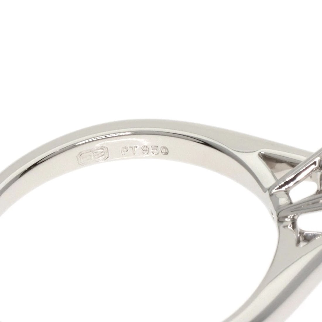 HARRY WINSTON SOLITAIRE DIAMOND RING - 5